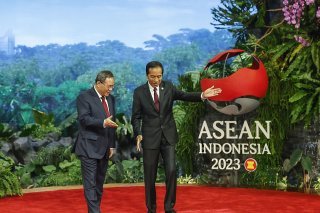 Le Premier ministre chinois Li Qiang (à gauche), ici avec le président indonésien Joko Widodo, a appelé à "empêcher une nouvelle Guerre froide".